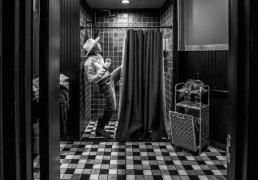 蔡徐(xú)坤达拉斯(sī)巡演后台随拍：牛仔帽(mào)簷(yán)藏(cáng)锋芒(máng)黑白镜头里的率性旷野