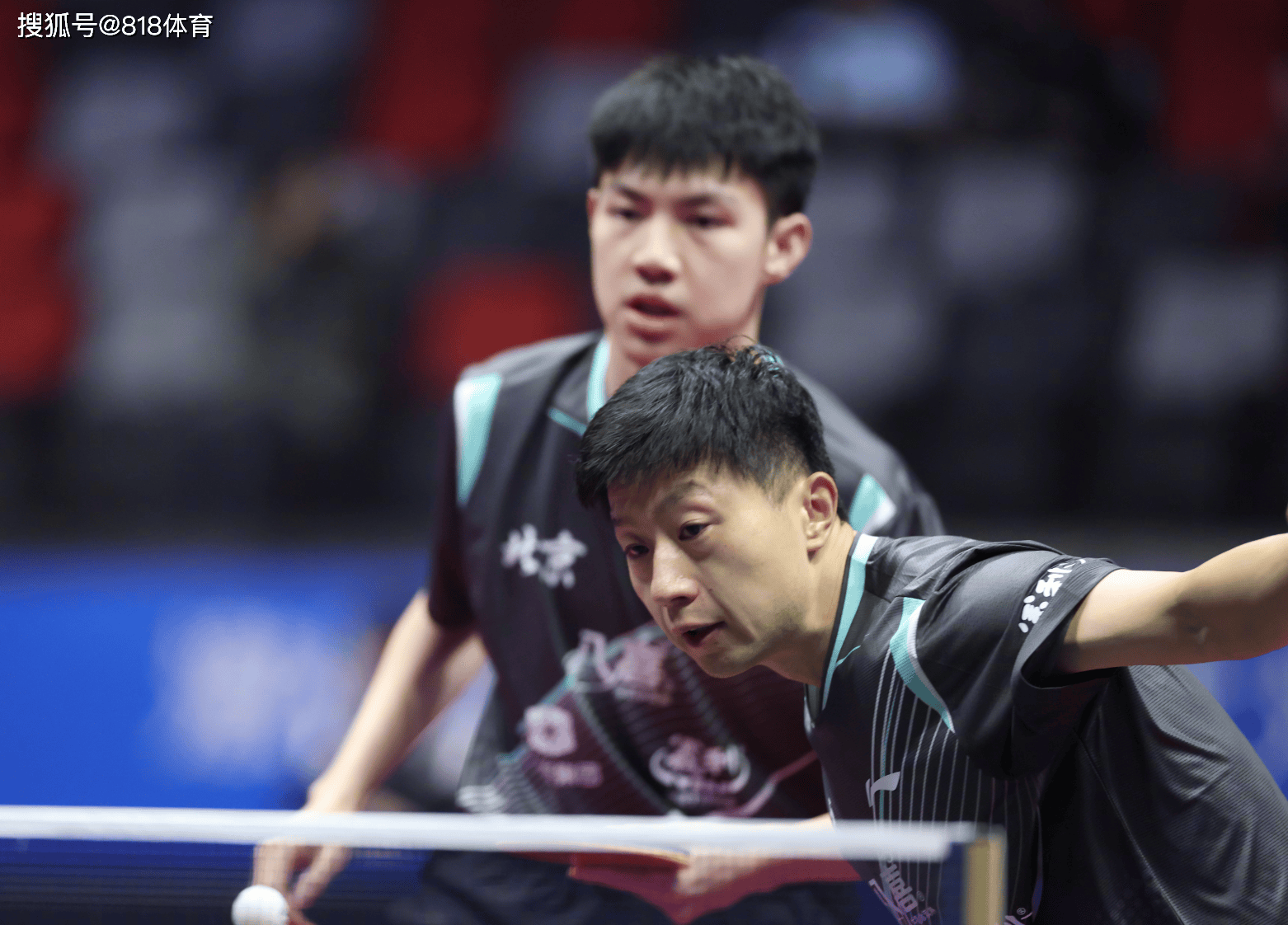 有前途!王楚钦看到马龙比赛暂停没水喝,马上跑去给龙队拿了一瓶水