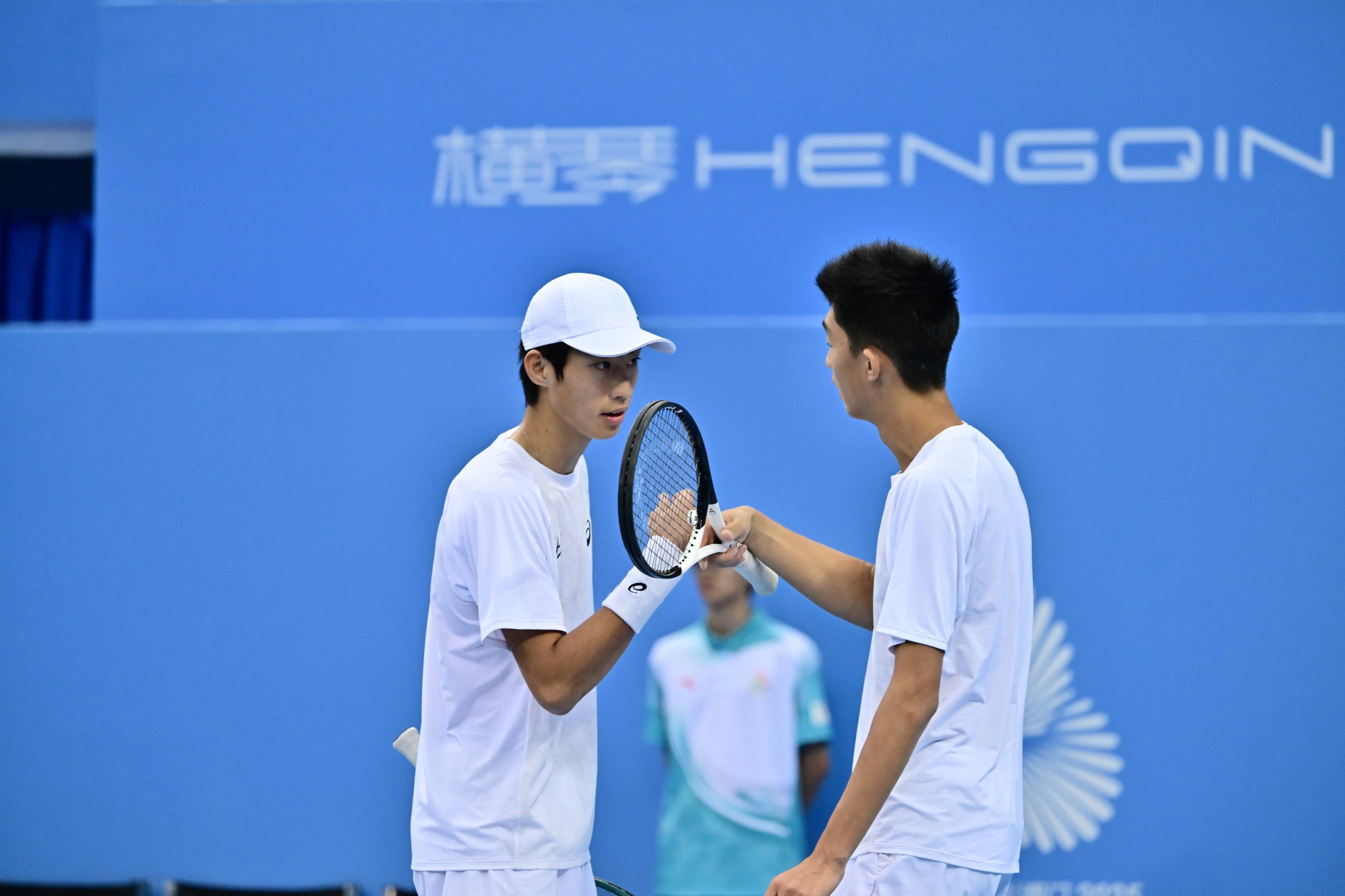 北京(jīng)队上縯(yǎn)“抢十”逆(nì)转，险胜江苏队獲(huò)網(wǎng)球男子團(tuán)躰(tǐ)冠軍(jūn)