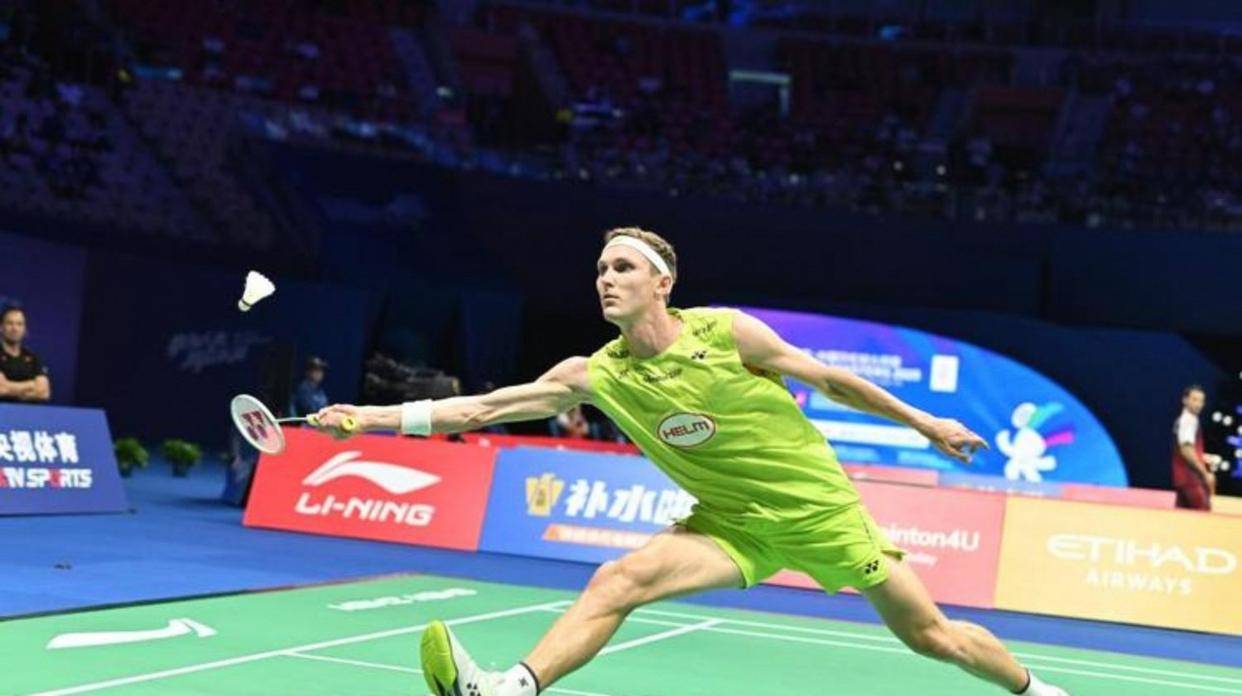 法国羽毛球公(gōng)开賽(sài)男单比賽(sài)，安(ān)賽(sài)龙對(duì)阵马来西(xī)亞(yà)选手梁峻豪，比賽(sài)激烈精彩，安(ān)賽(sài)龙展現(xiàn)出强大實(shí)力和(hé)冷静应對(duì)能力