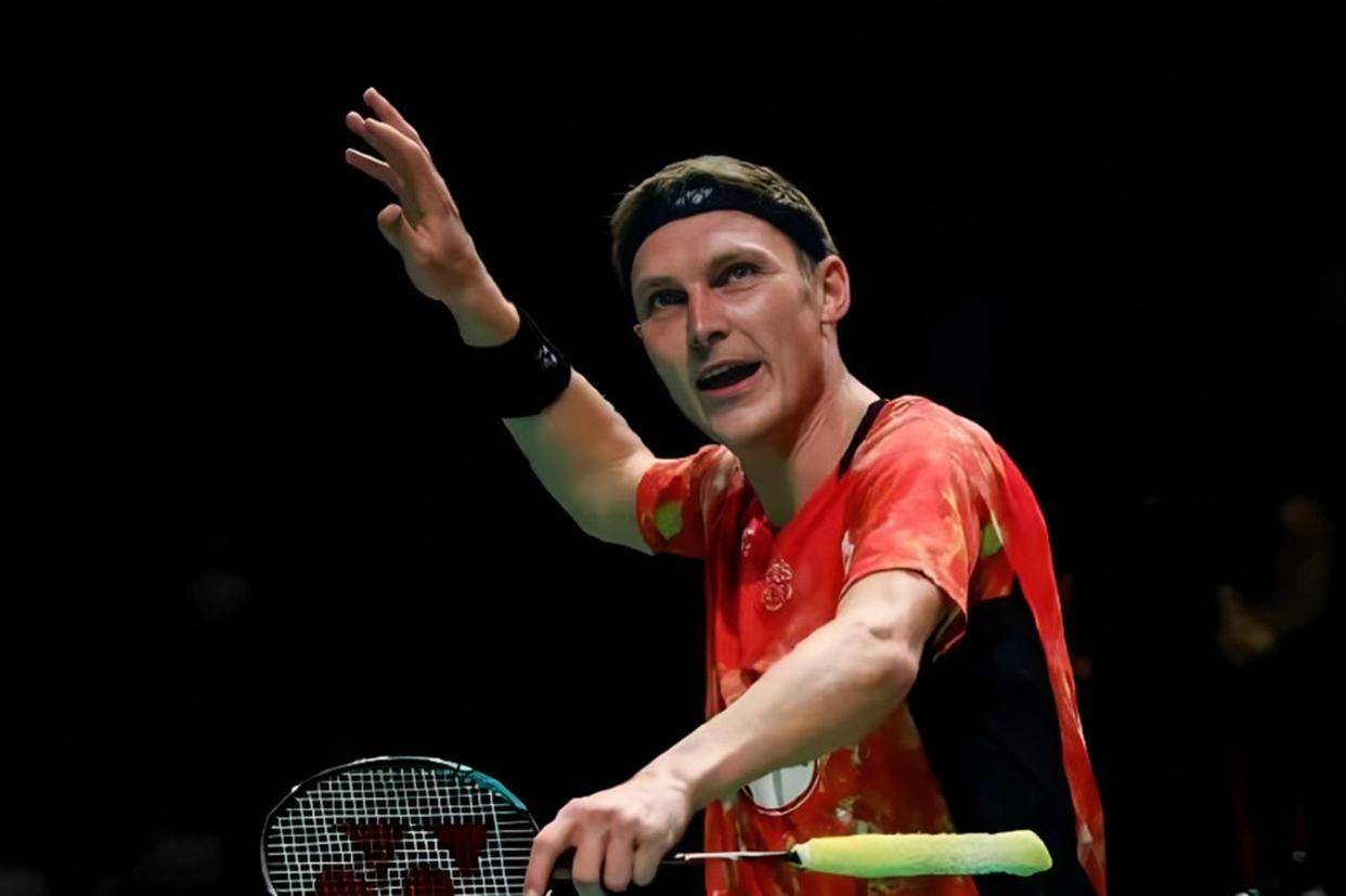 法国羽毛球公(gōng)开賽(sài)男单比賽(sài)，安(ān)賽(sài)龙對(duì)阵马来西(xī)亞(yà)选手梁峻豪，比賽(sài)激烈精彩，安(ān)賽(sài)龙展現(xiàn)出强大實(shí)力和(hé)冷静应對(duì)能力