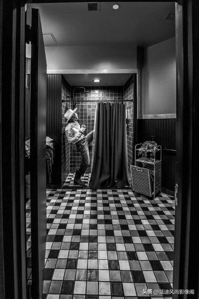 蔡徐(xú)坤达拉斯(sī)巡演后台随拍：牛仔帽(mào)簷(yán)藏(cáng)锋芒(máng)黑白镜头里的率性旷野