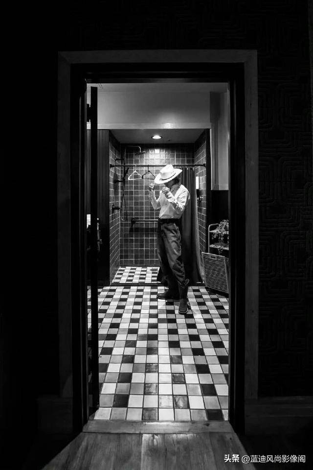 蔡徐(xú)坤达拉斯(sī)巡演后台随拍：牛仔帽(mào)簷(yán)藏(cáng)锋芒(máng)黑白镜头里的率性旷野