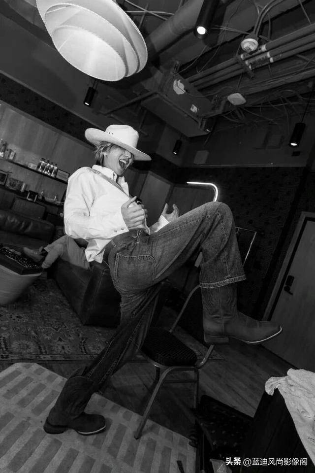蔡徐(xú)坤达拉斯(sī)巡演后台随拍：牛仔帽(mào)簷(yán)藏(cáng)锋芒(máng)黑白镜头里的率性旷野