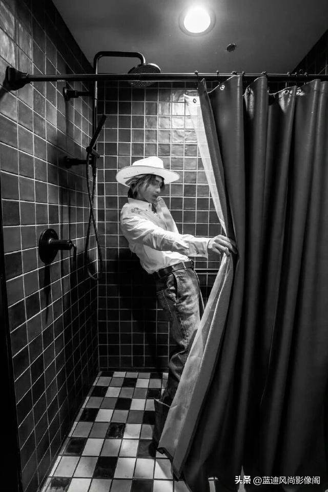 蔡徐(xú)坤达拉斯(sī)巡演后台随拍：牛仔帽(mào)簷(yán)藏(cáng)锋芒(máng)黑白镜头里的率性旷野