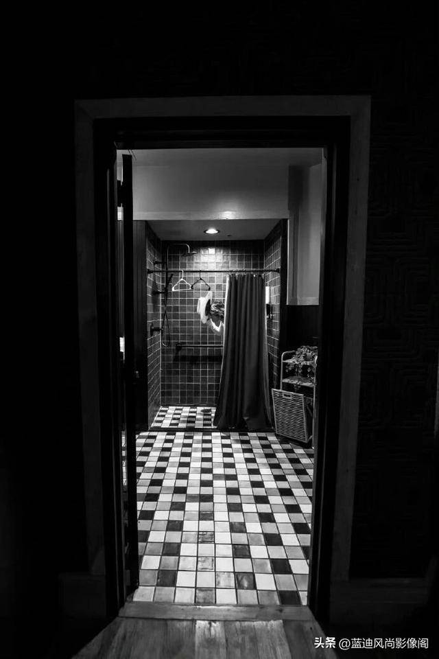 蔡徐(xú)坤达拉斯(sī)巡演后台随拍：牛仔帽(mào)簷(yán)藏(cáng)锋芒(máng)黑白镜头里的率性旷野