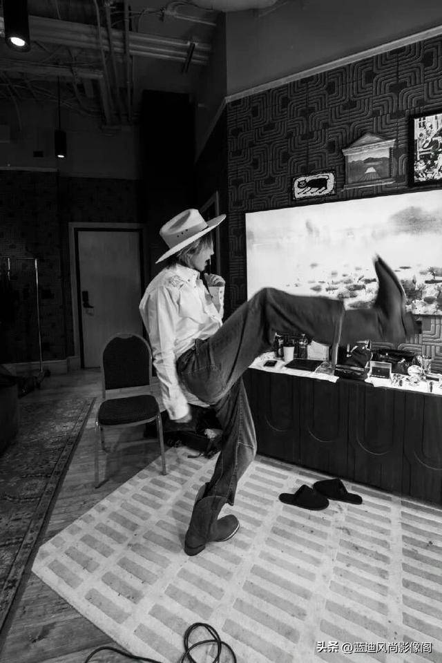 蔡徐(xú)坤达拉斯(sī)巡演后台随拍：牛仔帽(mào)簷(yán)藏(cáng)锋芒(máng)黑白镜头里的率性旷野